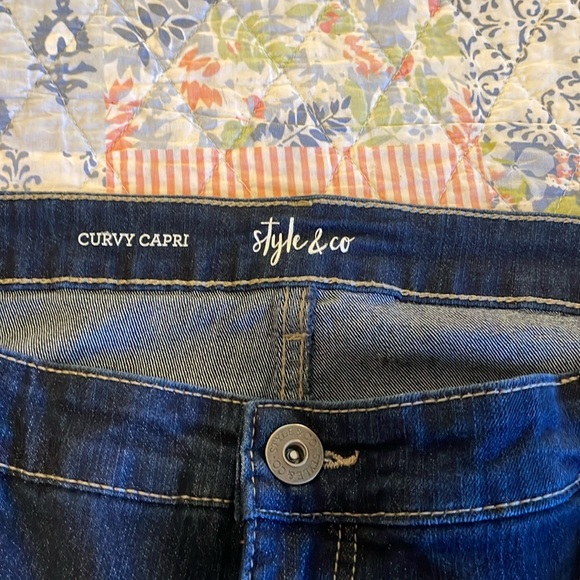 Style & Co- Curvy Dk Wash Jean Capri pant. Size 22. Lots of stretch. EUC. - Picture 4 of 4